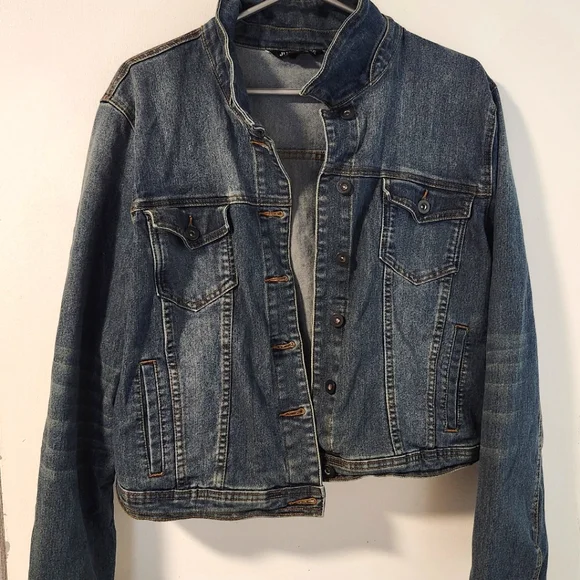 Cropped jean jacket - Picture 1 of 3